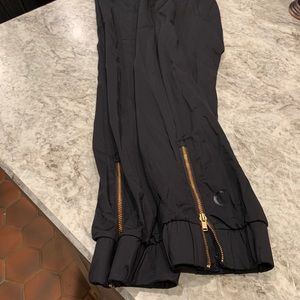 Zyia size medium peak zipper jogger